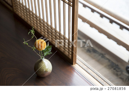 縁側の一輪挿し 27081856