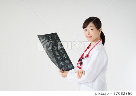 CT画像を見る女医 27082366