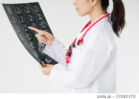 CT画像を見る女医 CT画像を見る女医 27082370