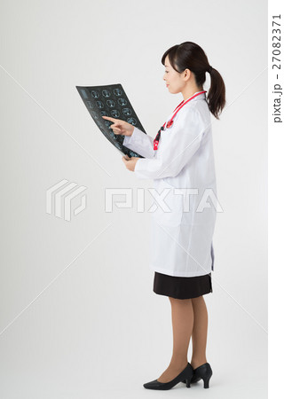 CT画像を見る女医 CT画像を見る女医 27082371