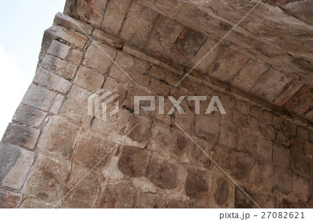 メキシコ　ウシュマル遺跡　マヤアーチの赤い手形 27082621