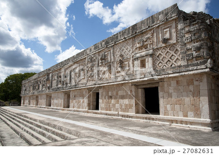 メキシコ　ウシュマル遺跡　尼僧院　レリーフ 27082631