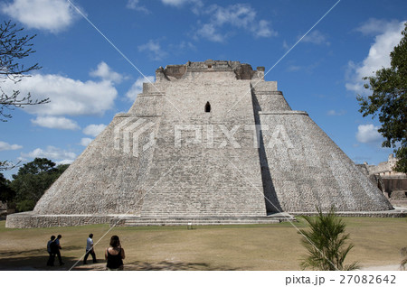 メキシコ　ウシュマル遺跡　魔法使いのピラミッド 27082642