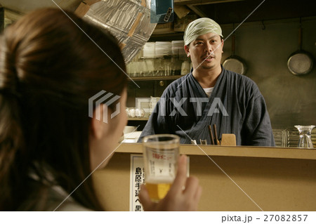 居酒屋シーン 27082857