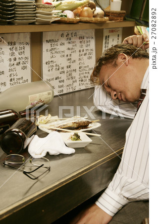 泥酔する男性 27082892