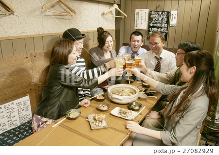 居酒屋で乾杯する男女 27082929