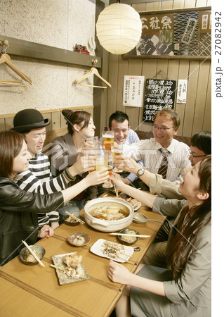 居酒屋で乾杯する男女 27082942