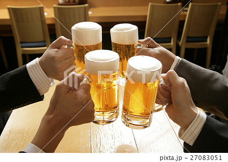 ビールで乾杯 ビールで乾杯 27083051