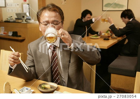 居酒屋でビールを飲む男性 27083054