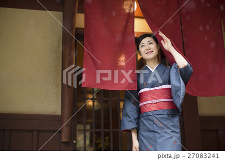 のれんをくぐる着物姿の女性 27083241