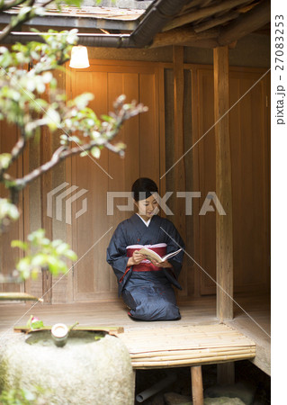 読書をする着物姿の女性 27083253
