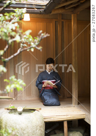 読書をする着物姿の女性 27083267