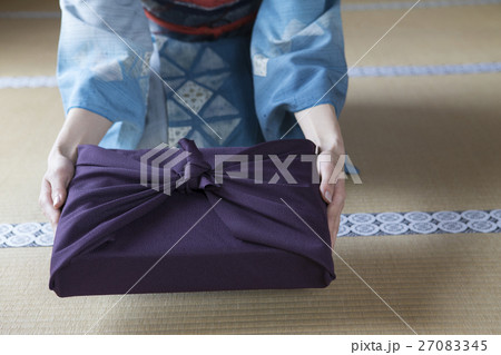 小包を差し出す着物姿の女性 27083345