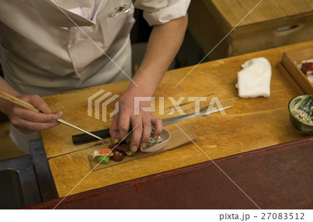 調理する板前 27083512