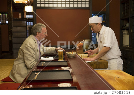 板前と話す外国人 27083513