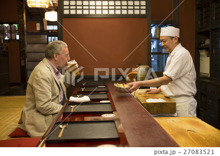 ビールを飲む外国人 27083521