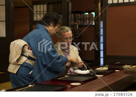 外国人に日本酒を注ぐ女将 外国人に日本酒を注ぐ女将 27083526