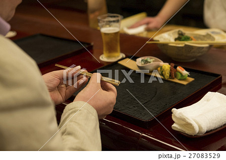 箸を持つ外国人 27083529