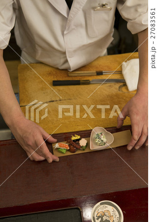 盛り付けをする板前 27083561