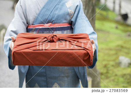 小包を持つ着物姿の女性 27083569