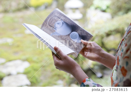 縁側で読書する着物姿の女性 縁側で読書する着物姿の女性 27083615