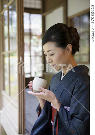お茶を持つ着物姿の女性 27083618