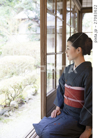 縁側に座る着物姿の女性 縁側に座る着物姿の女性 27083622