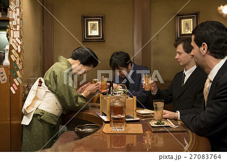 乾杯をする着物姿の女性 27083764