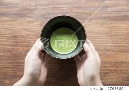 抹茶を持つ手 27083804