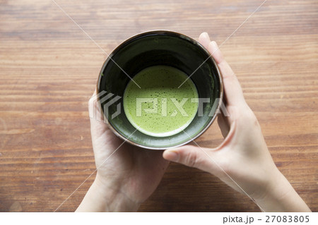 抹茶を持つ手 27083805