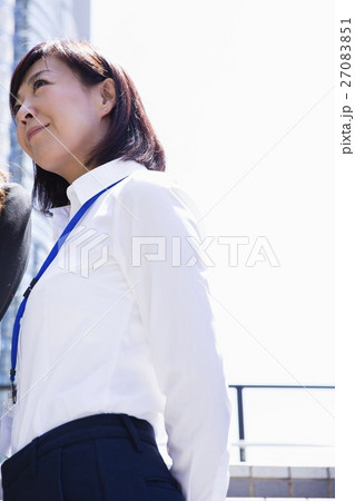 ビル街に立つビジネスウーマン ビル街に立つビジネスウーマン 27083851