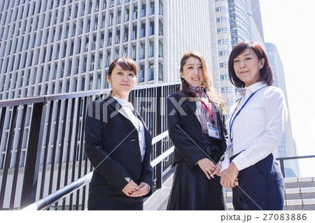 ビル街の階段に立つビジネスウーマン 27083886