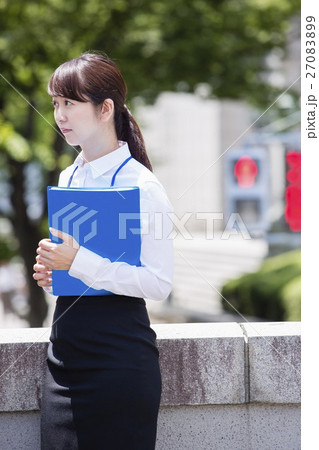 屋外に立つビジネスウーマン 27083899