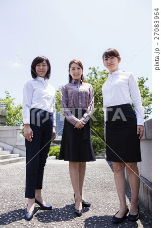 屋外に立つビジネスウーマン 27083964