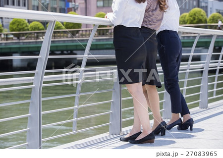 屋外に立つビジネスウーマン 27083965