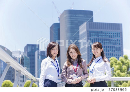 屋外に立つビジネスウーマン 27083966