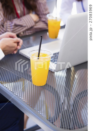 テラス席のノートパソコンとジュース テラス席のノートパソコンとジュース 27083969