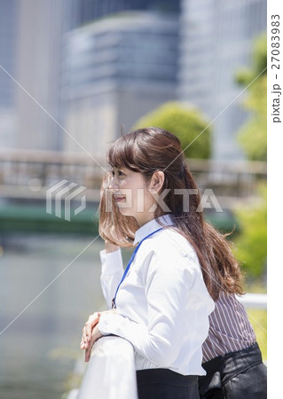 屋外に立つビジネスウーマン 27083983