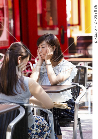 オープンカフェで過ごす女性 オープンカフェで過ごす女性 27083986