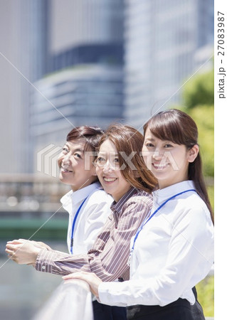 屋外に立つビジネスウーマン 27083987