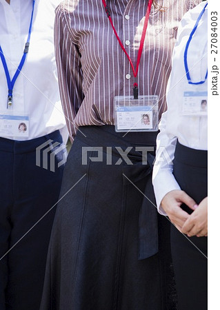 屋外に立つビジネスウーマン 27084003