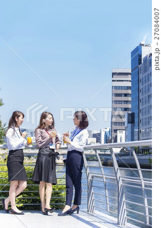 屋外で話すビジネスウーマン 27084007