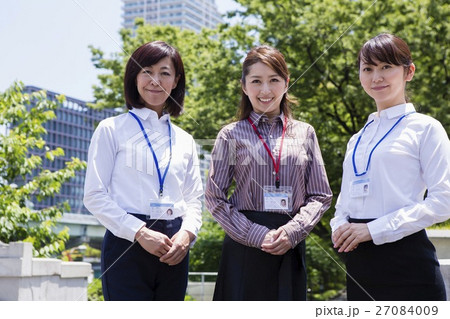 屋外に立つビジネスウーマン 27084009