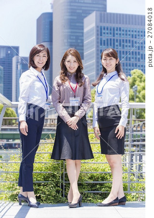 屋外に立つビジネスウーマン 27084018