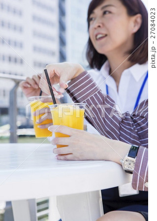 オープンカフェで座るビジネスウーマン 27084023