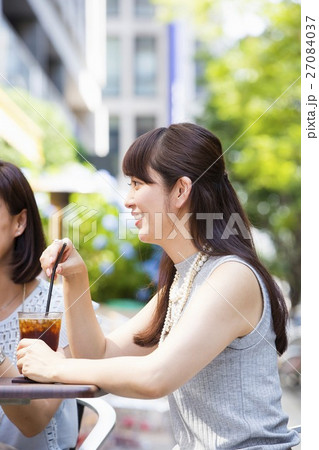 オープンカフェで過ごす女性 27084037