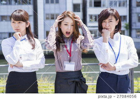 悩むビジネスウーマン 27084056