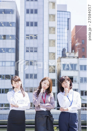 悩むビジネスウーマン 悩むビジネスウーマン 27084057