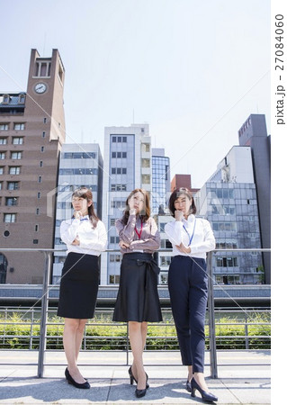 悩むビジネスウーマン 27084060