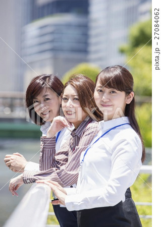 屋外に立つビジネスウーマン 屋外に立つビジネスウーマン 27084062